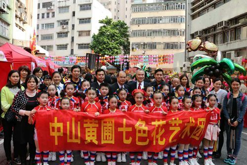 3月6日,香港特区劳工及福利局长张建宗(后右五)、旺角街坊会主席梁华胜太平绅士(后右四)、中山市外侨