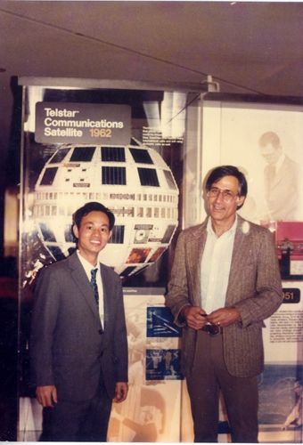 1982年,在美国贝尔实验室,与美国柯克金博士合照于人造通信卫星陈列室,背景为通信卫星实物.jpg