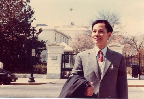 1982年，在美国华盛顿参加学术活动期间，参观美国白宫.jpg