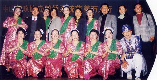 2000年1月14日，余华主席（后右3）与侨联舞蹈队合影.jpg