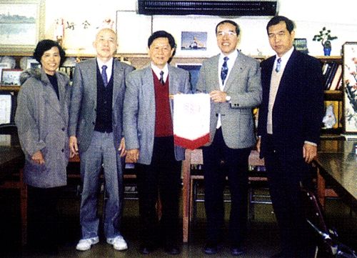 余华主席（左3）到日本访问吴桂显先生（左2）合影。.jpg