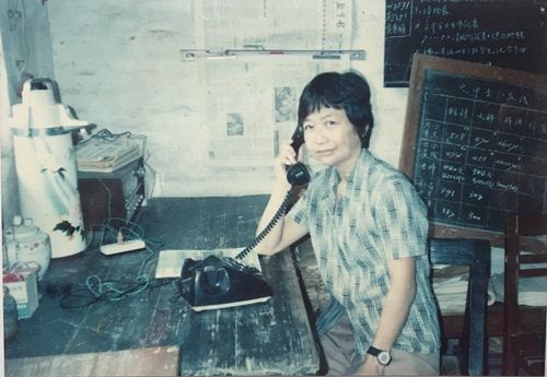 1987年麦惠兰在教育局与各单位联系通话。.jpg