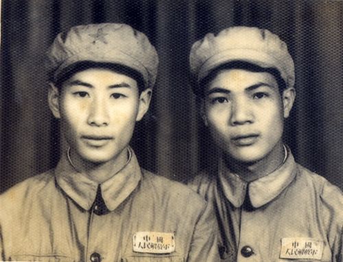 甘岳雄（左1）与战友合影。1952年摄。.jpg