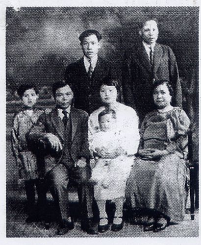 1929年甘岳雄家庭合影（前排怀中幼童为甘岳雄）.jpg