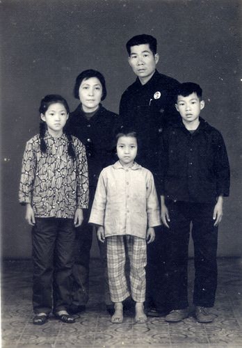 温坤与家人合影摄于1973年.jpg