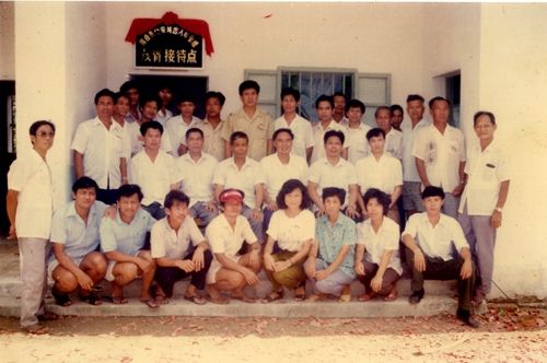 3、1972年，摄于广西茂青。前右一为余长茂.jpg