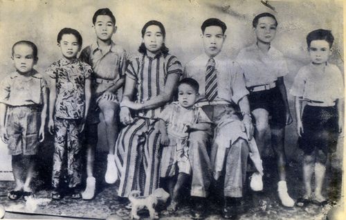 黄汉东小时候与家人的合影。.jpg