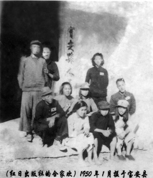 1950年1月陈艰与战友在深圳宝安县的合影_调整大小.jpg