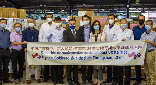 哥斯达黎加华侨华人华裔协会协助接收家乡捐赠给哥斯达黎加医院的防疫物资。_调整大小.jpg