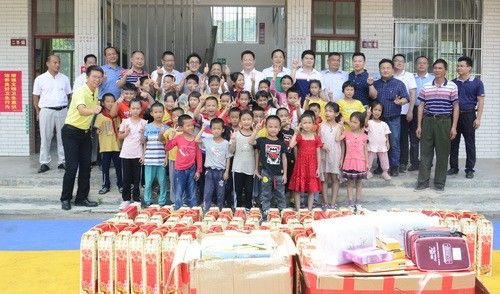 中山市侨联探访小圩村，为孩子们发放助学用品_调整大小.JPG